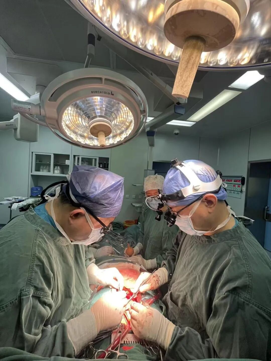 危重冠心病患者重获新生！明慈心外科成功完成高难度杂交手术